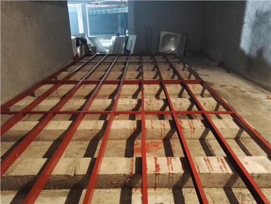 不銹鋼水箱安裝現(xiàn)場-槽鋼底座