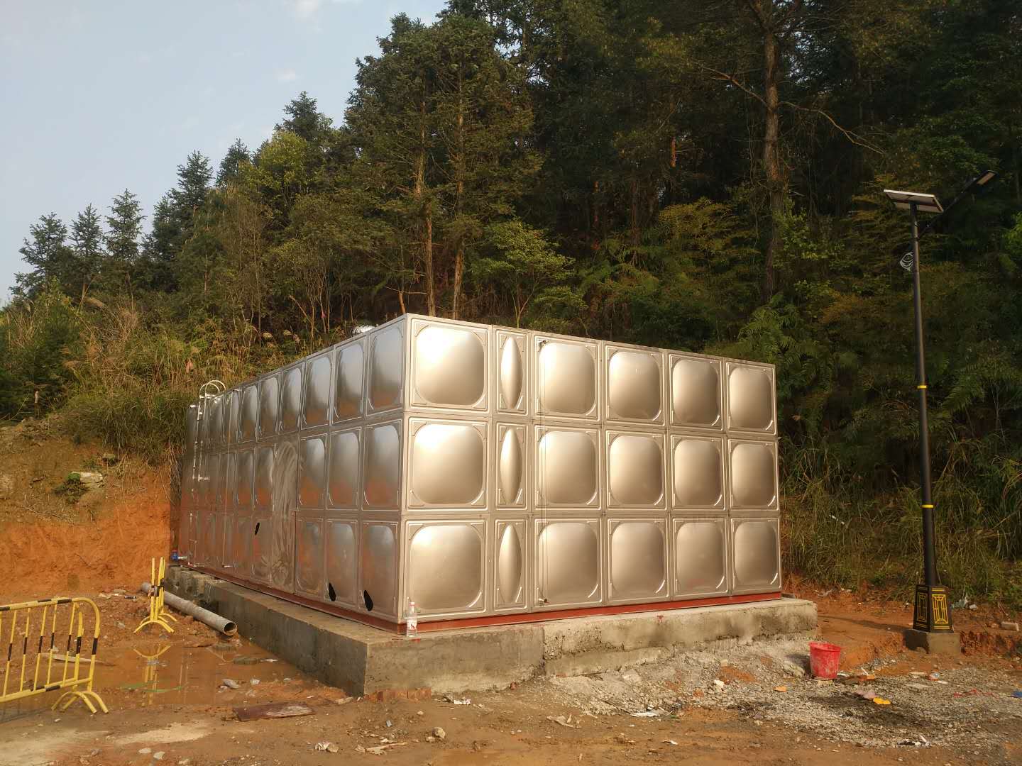 三江北服務(wù)區(qū)項(xiàng)目不銹鋼水箱安裝案例